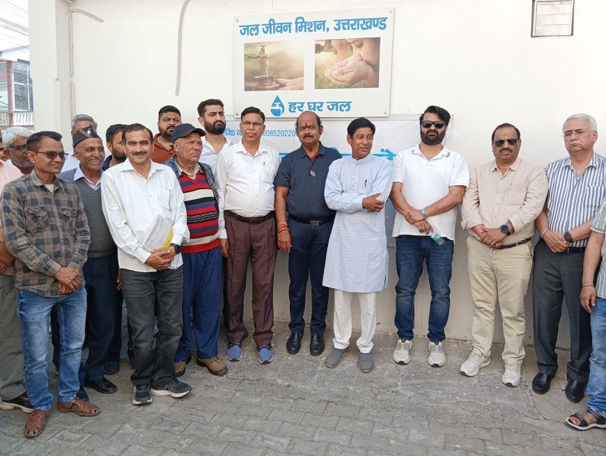 ठेकेदारों का जल जीवन मिशन कार्यालय में धरना प्रदर्शन, जल आपूर्ति बाधित