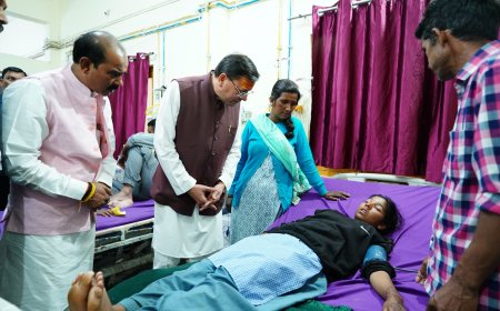 मुख्यमंत्री पुष्कर धामी ने जिला अस्पताल में मरीजों का हाल जाना, दिए बेहतर स्वास्थ्य सेवाओं का भरोसा