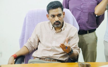 डीएम डॉ. आशीष चौहान का पहला कदम: जन समस्याओं का त्वरित समाधान और ऑनलाइन शिकायत प्रणाली