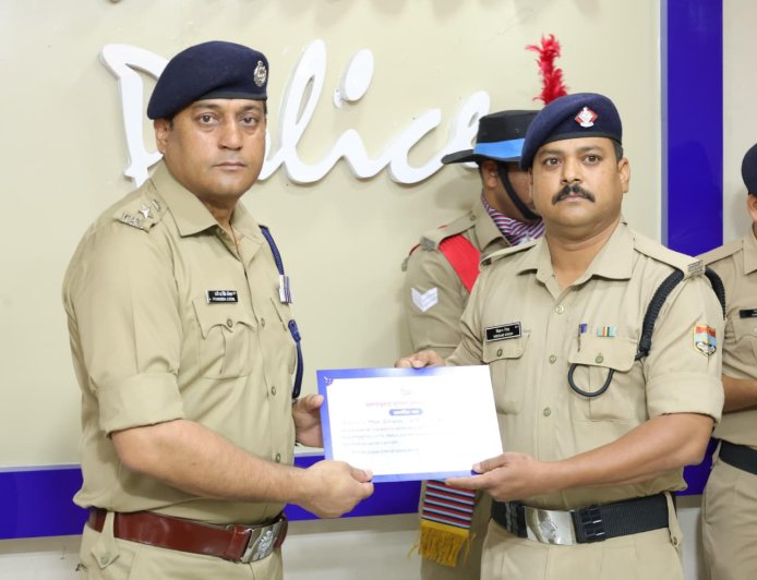 एसएसपी देहरादून द्वारा उत्कृष्ट पुलिस कर्मियों का सम्मान