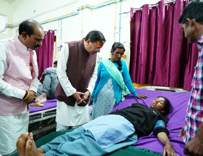 मुख्यमंत्री पुष्कर धामी ने जिला अस्पताल में मरीजों का हाल जाना, दिए बेहतर स्वास्थ्य सेवाओं का भरोसा