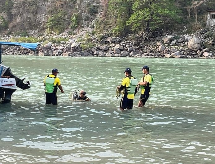 ऋषिकेश में गंगा नदी के रैपिड में युवक के डूबने की घटना, SDRF का सर्च ऑपरेशन जारी