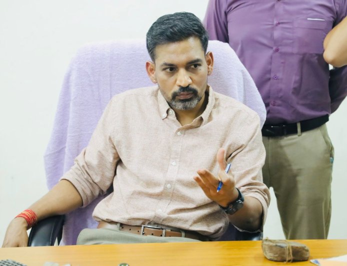 डीएम डॉ. आशीष चौहान का पहला कदम: जन समस्याओं का त्वरित समाधान और ऑनलाइन शिकायत प्रणाली