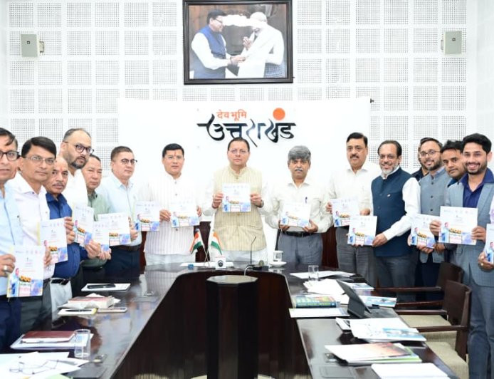 मुख्यमंत्री पुष्कर धामी ने 'सौर ऊर्जा जागरूकता स्मारिका पुस्तिका' का किया विमोचन