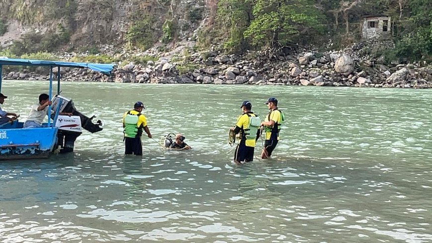 ऋषिकेश में गंगा नदी के रैपिड में युवक के डूबने की घटना, SDRF का सर्च ऑपरेशन जारी