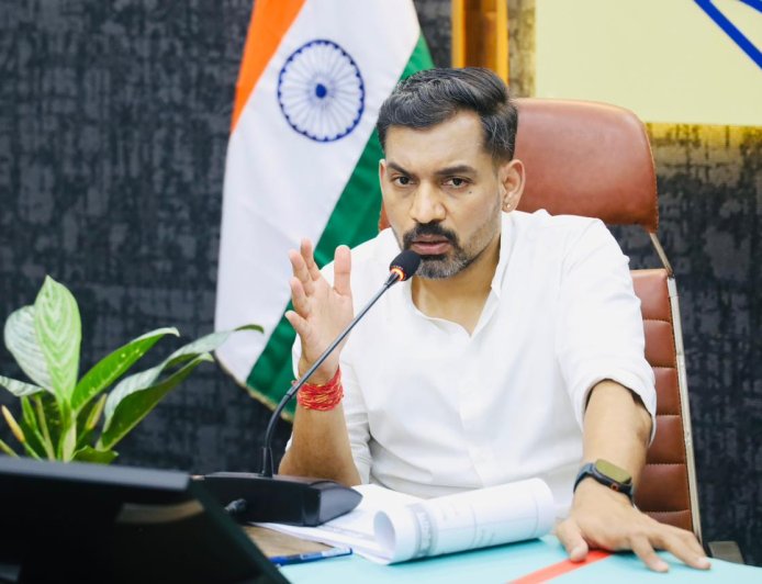 सीएम घोषणाओं के प्रभावी कार्यान्वयन में लापरवाही को नहीं बर्दाश्त करेंगे, डीएम ने दिए सख्त निर्देश