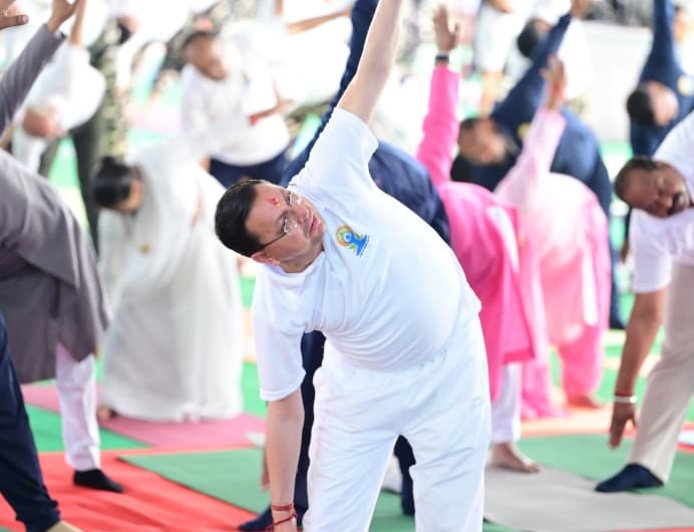 मुख्यमंत्री पुष्कर सिंह धामी का बनबसा में सामूहिक योगाभ्यास, योग को जीवन का अभिन्न हिस्सा बनाने की अपील