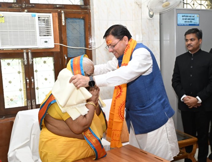 Uttarakhand: केंद्रीय स्वास्थ्य मंत्री जेपी नड्डा और मुख्यमंत्री धामी ने शांतिकुंज में शैलदीदी से लिया आशीर्वाद