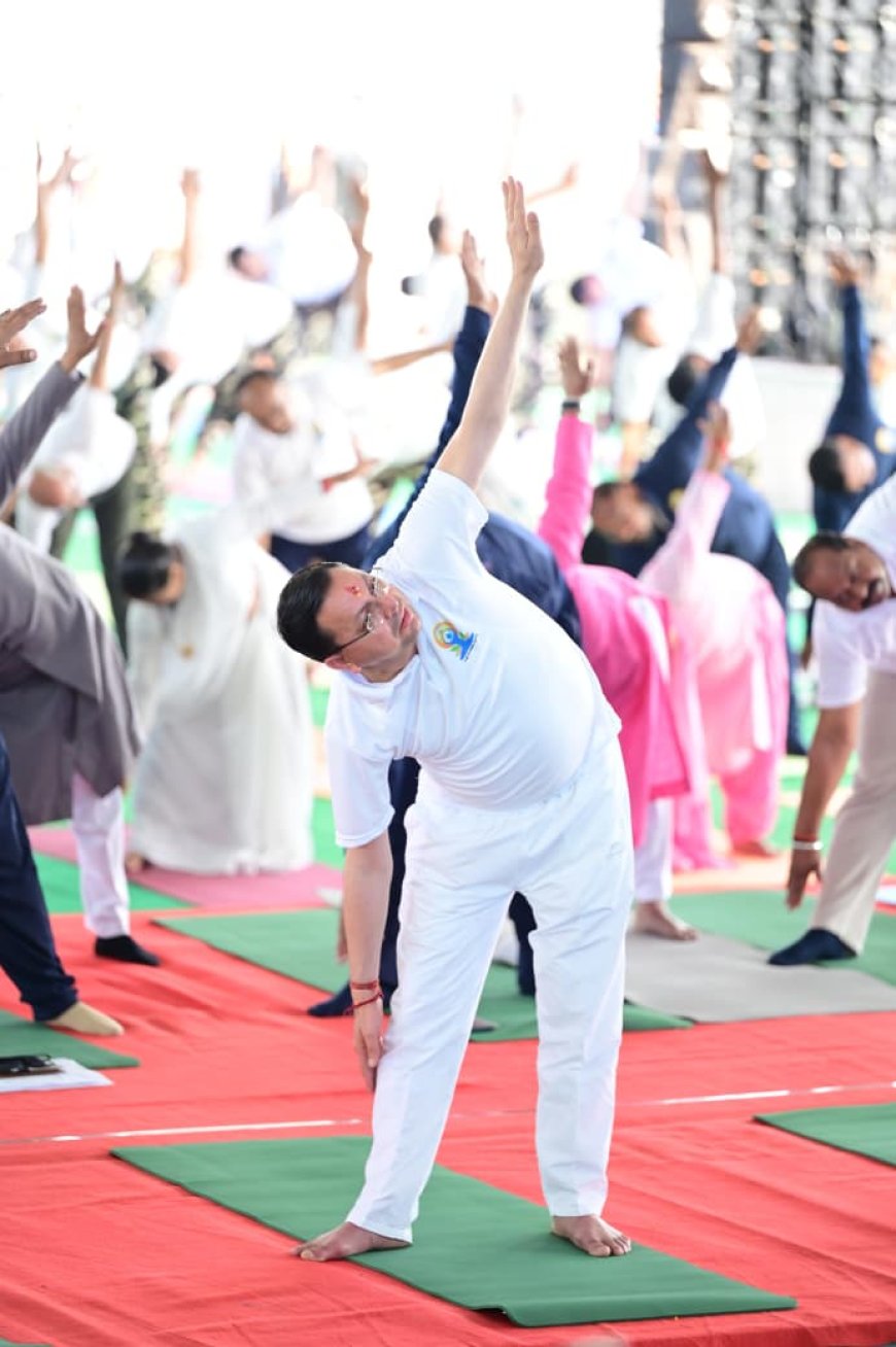 मुख्यमंत्री पुष्कर सिंह धामी का बनबसा में सामूहिक योगाभ्यास, योग को जीवन का अभिन्न हिस्सा बनाने की अपील