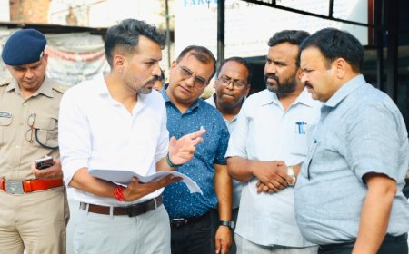 आढ़त बाजार और तहसील चौक सड़क चौड़ीकरण परियोजना का डीएम ने किया स्थलीय निरीक्षण