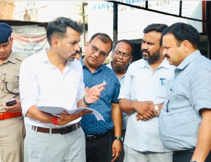 आढ़त बाजार और तहसील चौक सड़क चौड़ीकरण परियोजना का डीएम ने किया स्थलीय निरीक्षण