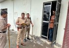 दून पुलिस की कार्रवाई: ढोल-नगाड़ों के साथ फरार आरोपी की मुनादी की गई