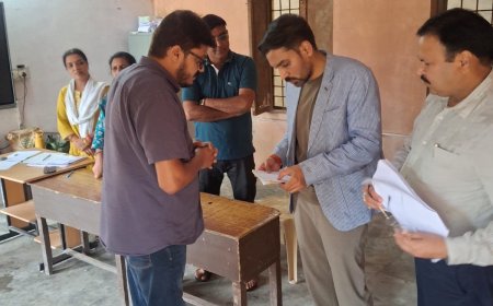 सहसपुर विधानसभा क्षेत्र में जिलाधिकारी ने पोलिंग बूथों का निरीक्षण, मतदाता सुविधा का ध्यान रखने के निर्देश