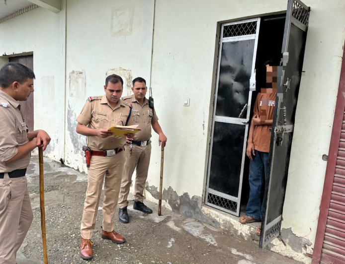 दून पुलिस की कार्रवाई: ढोल-नगाड़ों के साथ फरार आरोपी की मुनादी की गई