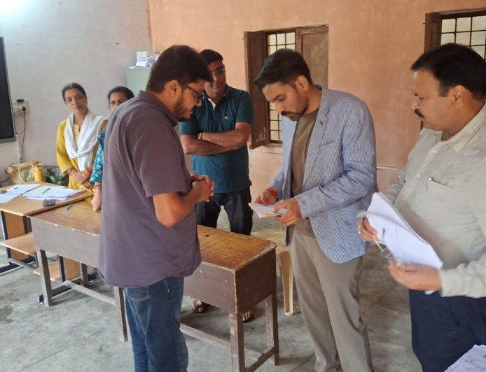 सहसपुर विधानसभा क्षेत्र में जिलाधिकारी ने पोलिंग बूथों का निरीक्षण, मतदाता सुविधा का ध्यान रखने के निर्देश