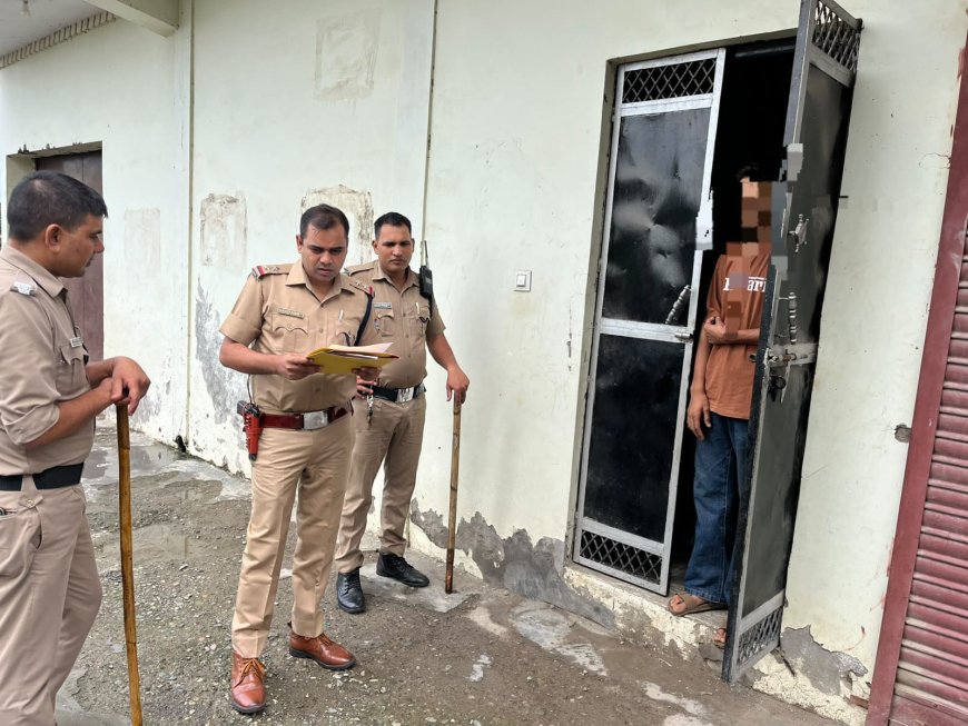 दून पुलिस की कार्रवाई: ढोल-नगाड़ों के साथ फरार आरोपी की मुनादी की गई